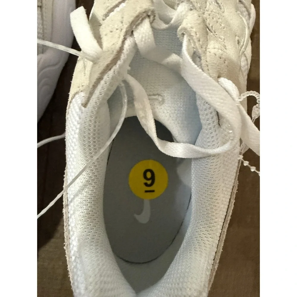 NWOB Nike Zoom Seeker Sportswear Running Shoes Chunky Beige Athletic Gym Size 9